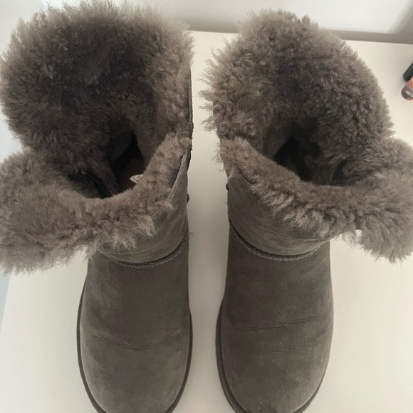 UGG Bailey boot size 7 - Picture 3 of 4